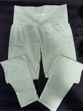 XS Seamless High-Waist Leggings in Sage Green